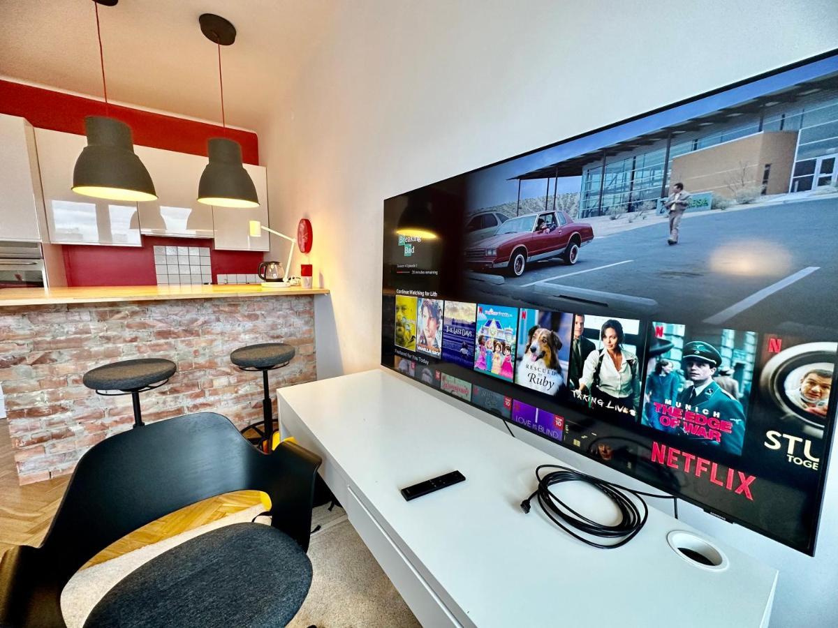 Super Beauty Metro Wifi 65'Tv Netflix Hbo Appletv+ Apartment Warsaw Exterior photo