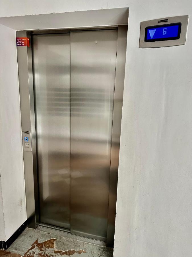 Super Beauty Metro Wifi 65'Tv Netflix Hbo Appletv+ Apartment Warsaw Exterior photo